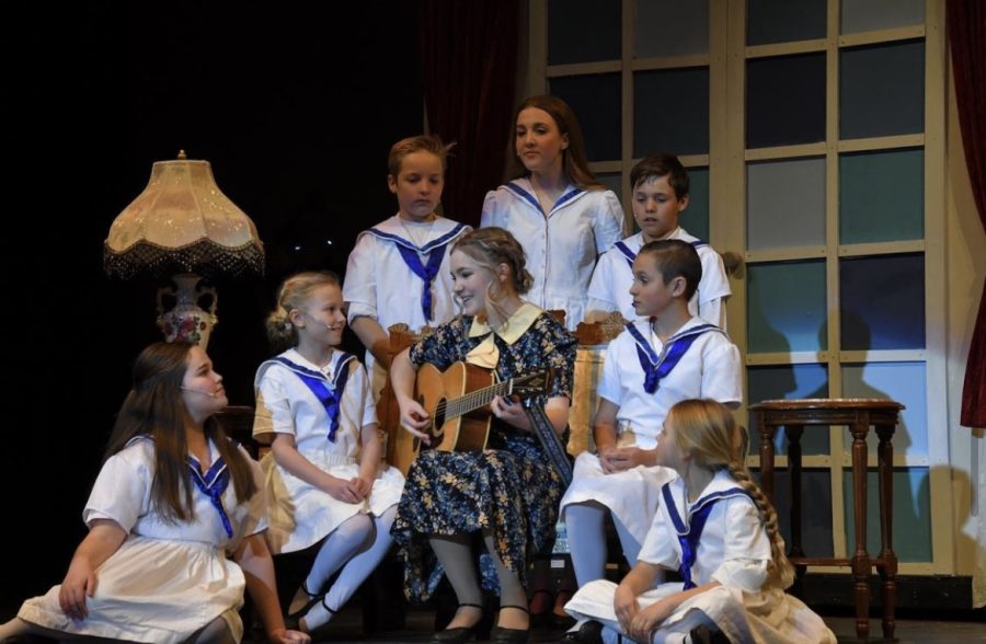 Maria and The Von Trapp Kids singing Do Re Mi